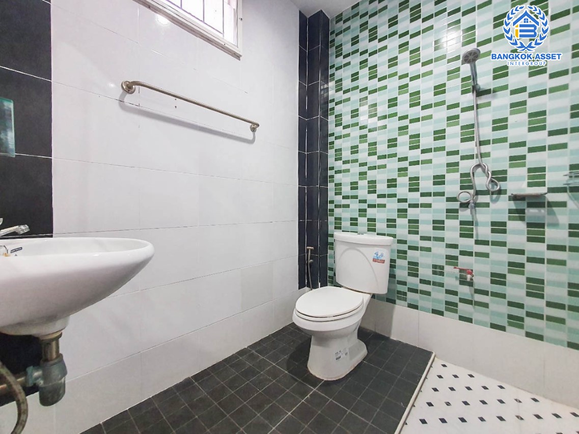 ทาวน์เฮ้าส์มือสองปทุมธานี ม.ไทยสมบูรณ์3 เลียบคลองสาม #หลังมุม เนื้อที่มากเกือบ 29 ตร.ว. ฟังก์ชัน 3 ห้องนอน 2 ห้องน้ำ 1 ที่จอดรถ แถมฟรี! 2 เครื่องปรับอากาศ บนทำเลดี เข้า-ออกได้ 2 ทาง ได้แก่ ถนนคลองหลวง และถนนรังสิต-นครนายก